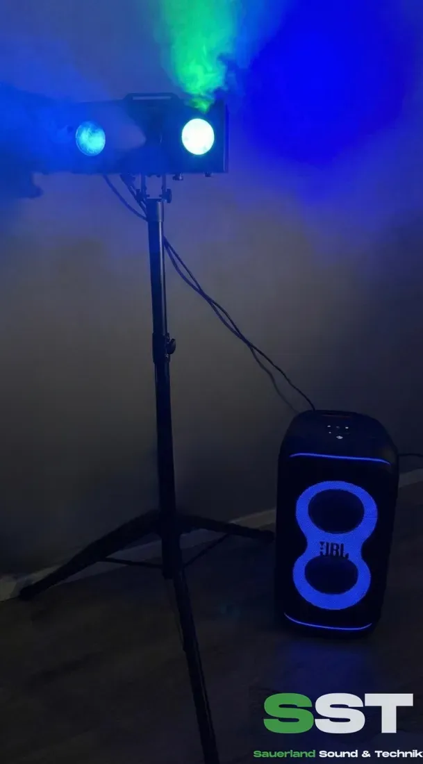 Party Set zum Mieten: JBL Partybox Stage 320 und Nebelmaschine mit Stativ, blaues Licht im Nebel