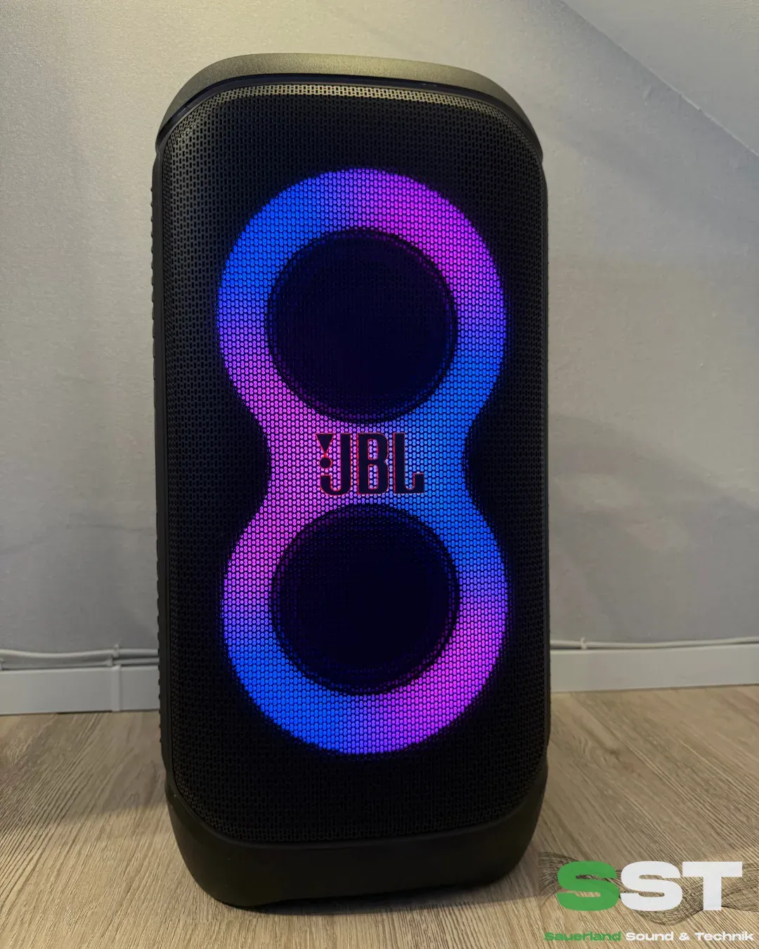 JBL Partybox Stage 320 mit eingeschalteter Lichtshow
