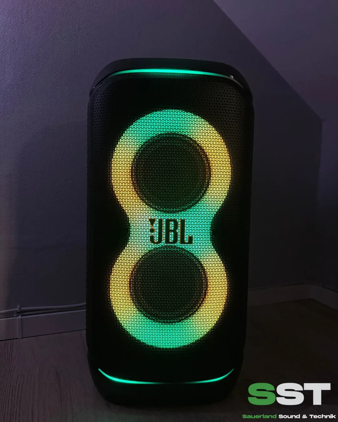 Die enthaltene JBL Partybox Stage 320 auf einer Feier
