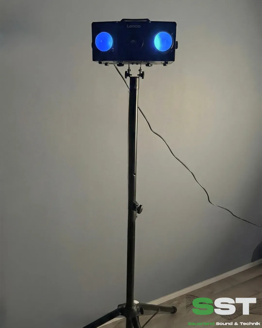 Nebelmaschine mit eingeschalteter Lichtfunktion